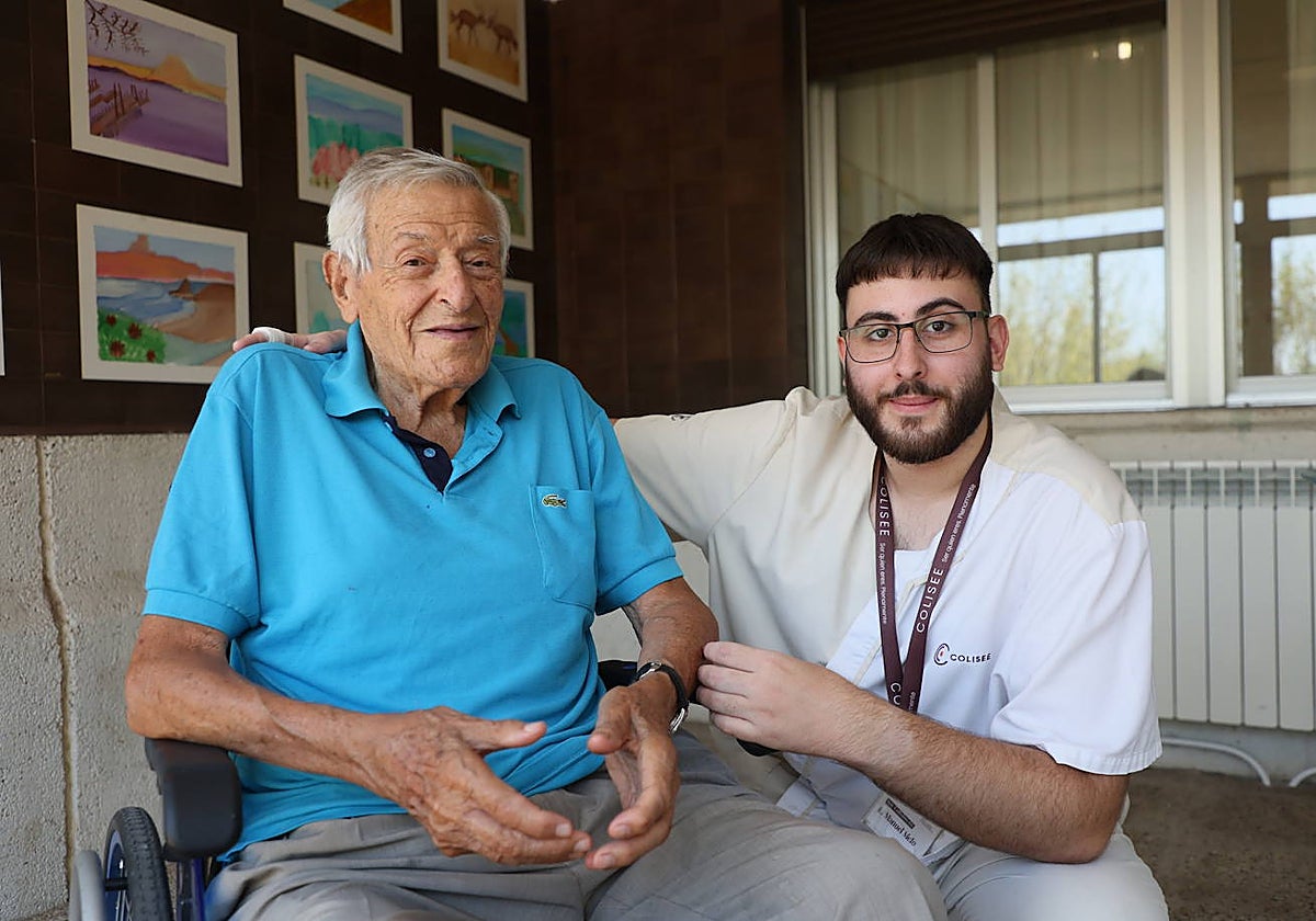Miguel Caño y Manuel Melo, de 98 y 22 años, en la residencia en la que uno vive y el otro trabaja.