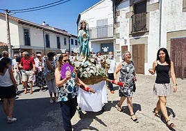 Imagen de los fieles de Vallejera, con la imagen de la Virgen sobre el paso con ruedas para facilitar la procesión.