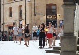 Una turista se abanica mientras visita la ciudad.