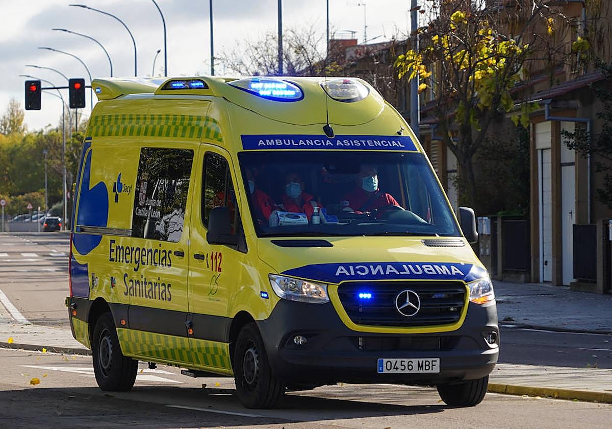 Imagen de una ambulancia por las calles de Salamanca.