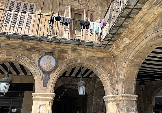 Ropa tendida en un balcón de la Plaza Mayor.