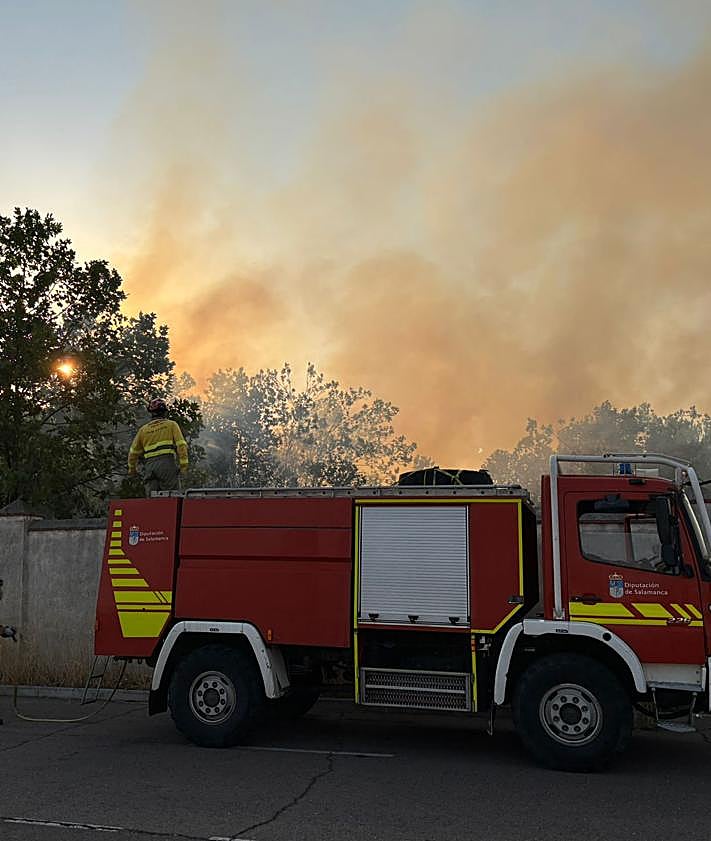 Imagen secundaria 2 - Declarado un incendio en las inmediaciones de la rotonda del Centro Comercial El Tormes