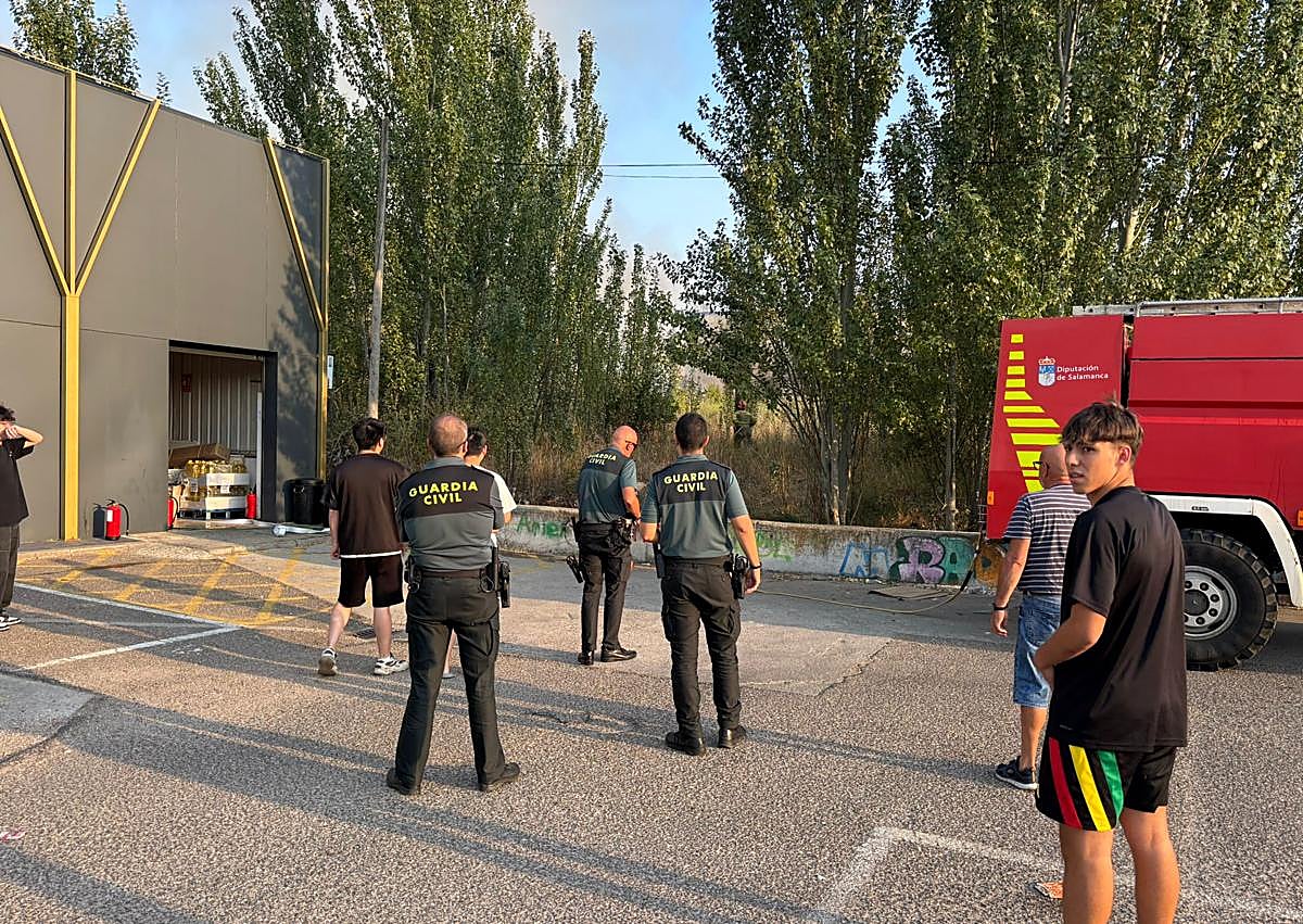 Imagen secundaria 1 - Declarado un incendio en las inmediaciones de la rotonda del Centro Comercial El Tormes