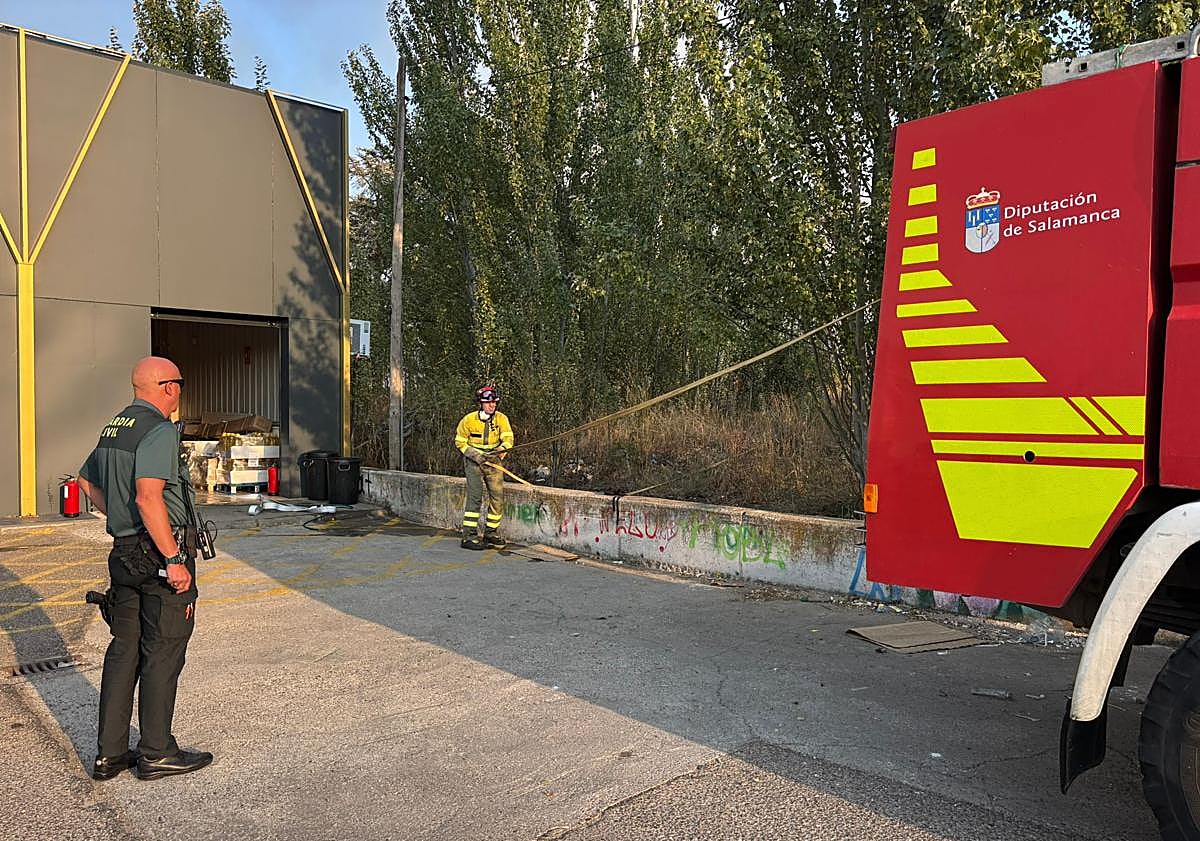 Imagen principal - Declarado un incendio en las inmediaciones de la rotonda del Centro Comercial El Tormes