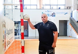 Sebas, jugador del BM Salamanca, apoya el balón contra una de las porterías del Río Tormes.
