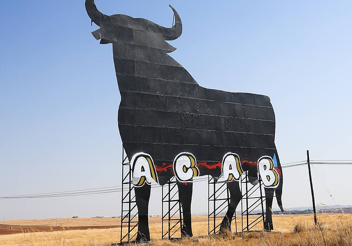 Una pintada vandálica en el toro de Osborne.
