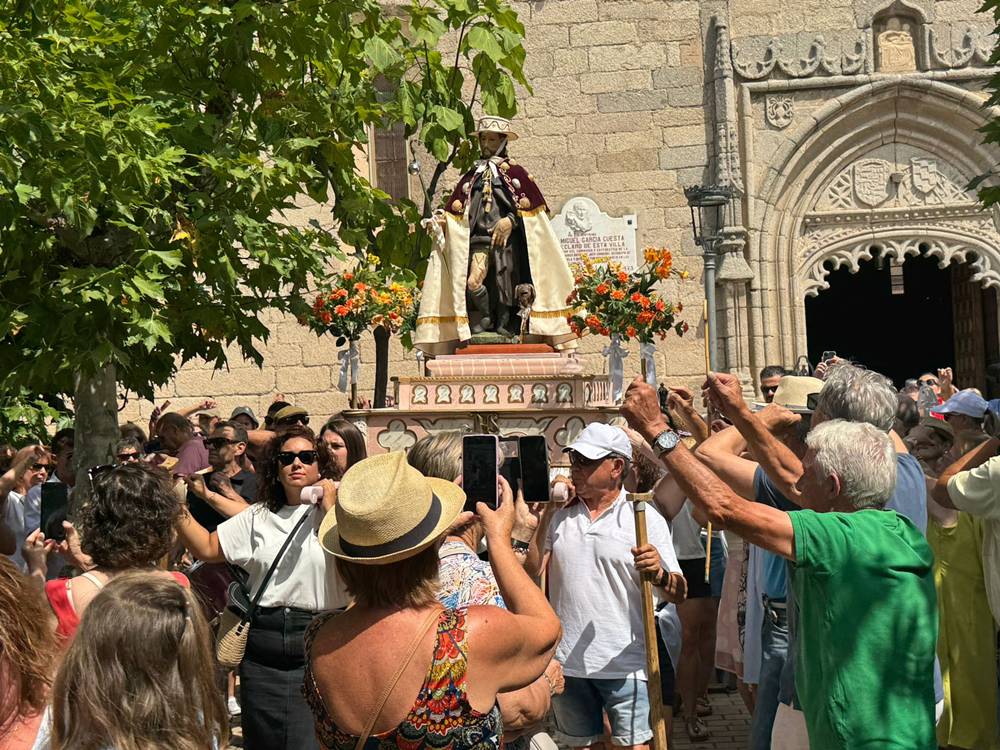 Tradicional y centenaria procesión con San Roque en Macotera