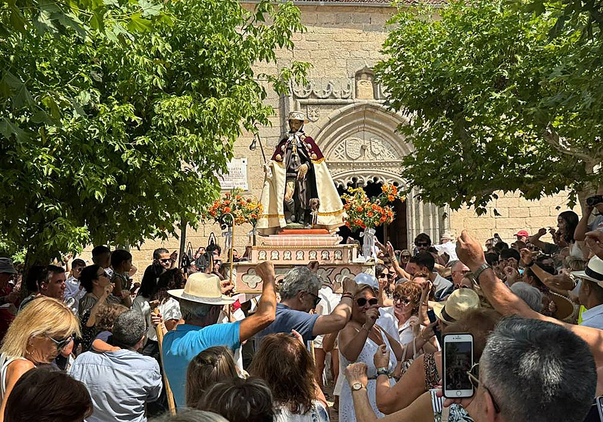 Tradicional y centenaria procesión con San Roque en Macotera