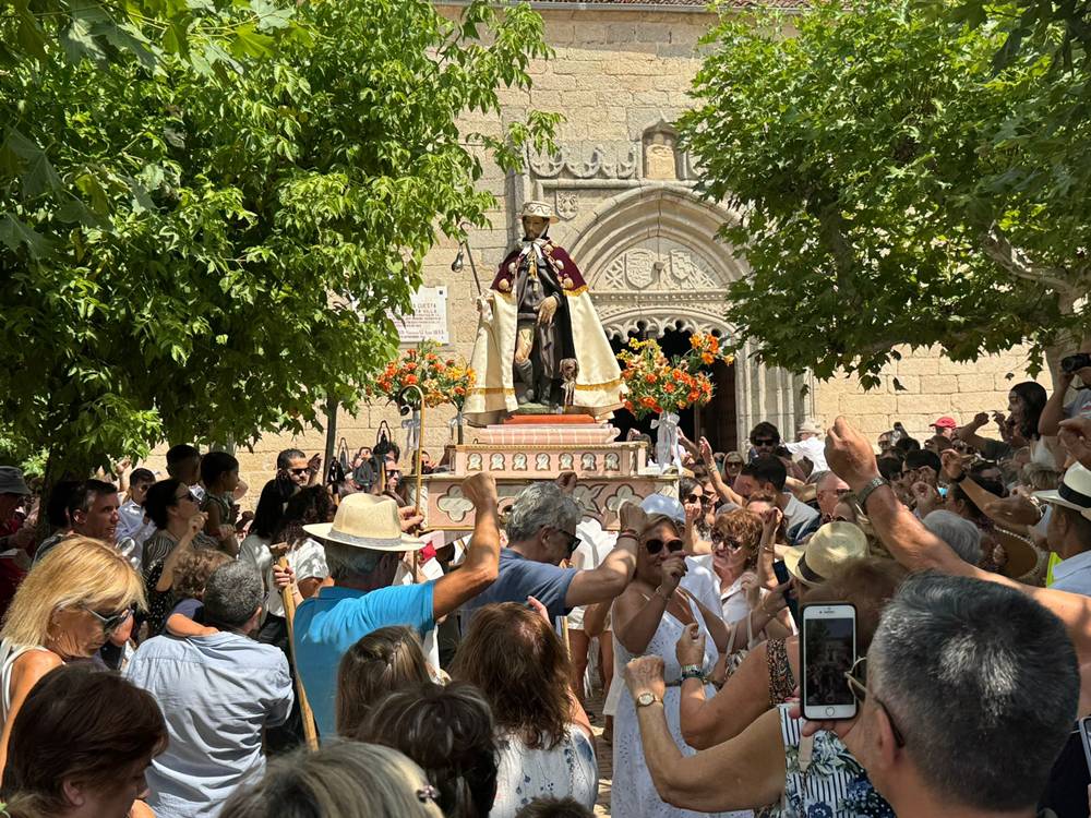 Tradicional y centenaria procesión con San Roque en Macotera