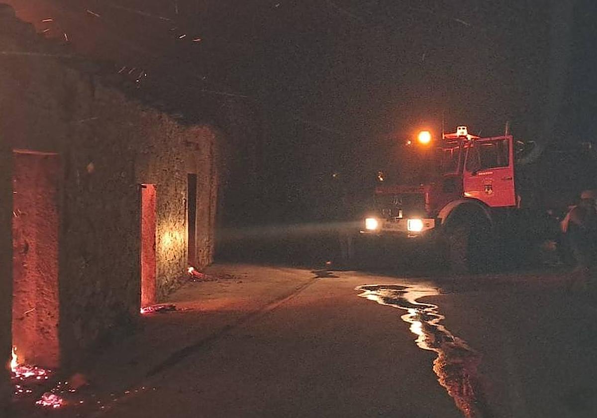 Los Bomberos de la Diputación, trabajando en El Gróo.