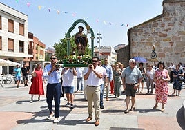 Momento de la procesión de San Roque en Carbajosa.