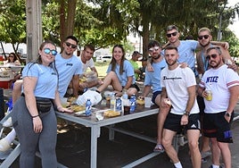 Un grupo de amigos, disfrutando de la paella.