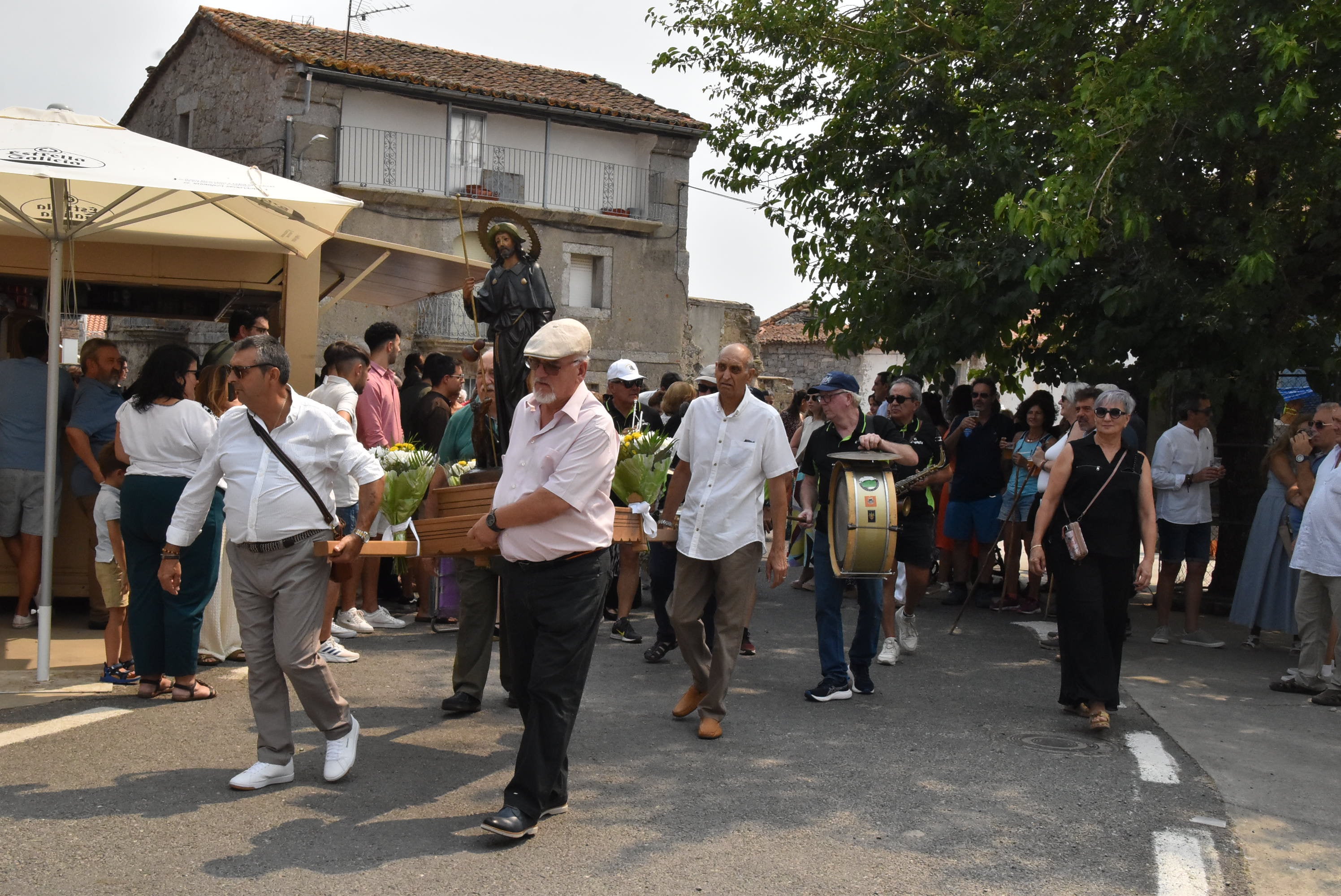 Aldeacipreste saca en procesión a San Roque para bendecir a sus fieles