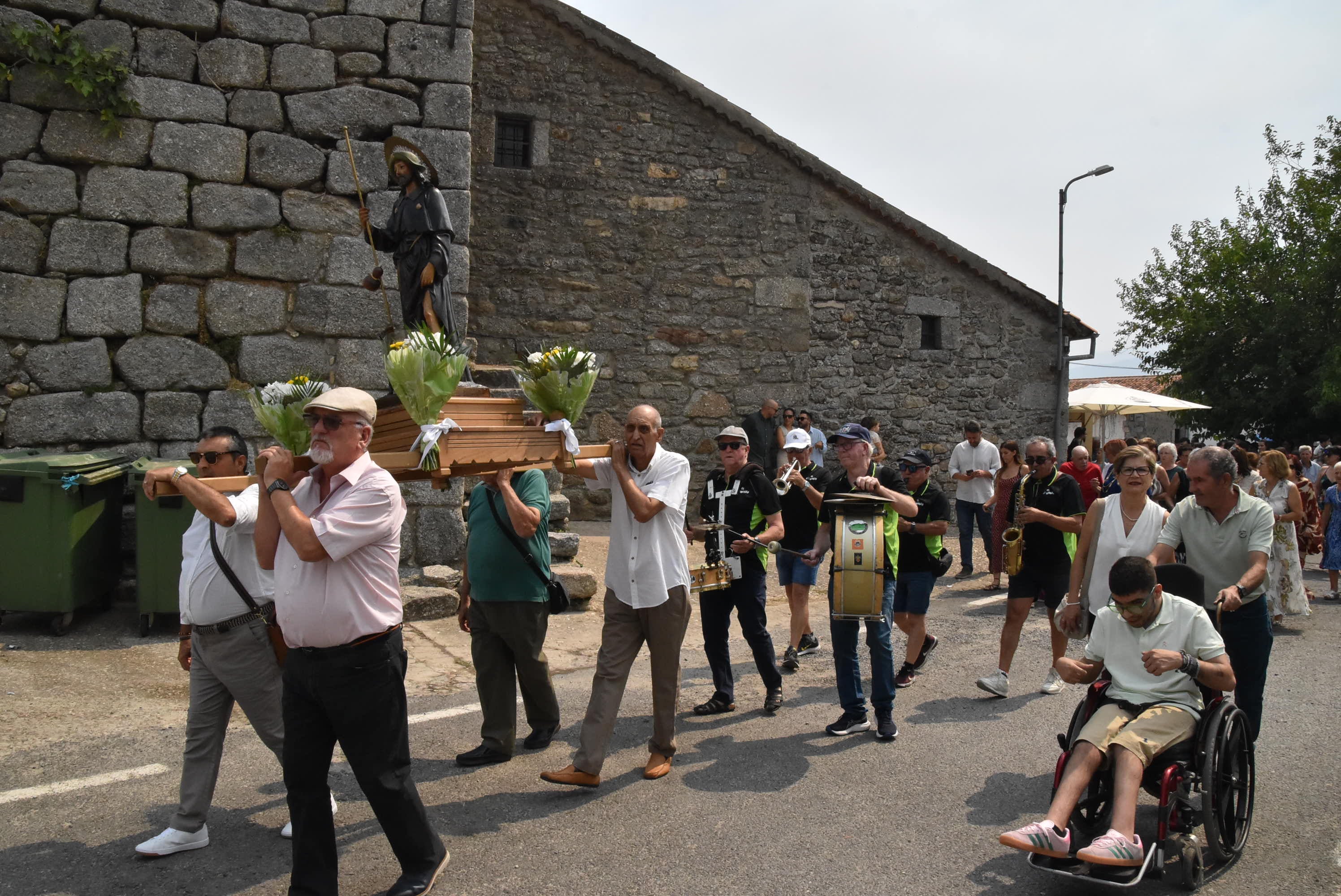Aldeacipreste saca en procesión a San Roque para bendecir a sus fieles