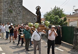 Los fieles han llevado a hombros la imagen de San Roque en la procesión