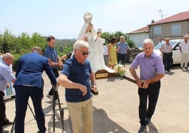 Momento en el que los fieles acceden con la imagen de la Virgen al interior del templo