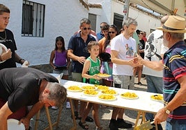 Los vecinos disfrutaron de una sabrosa paella en la antesala de la fiesta de San Roque