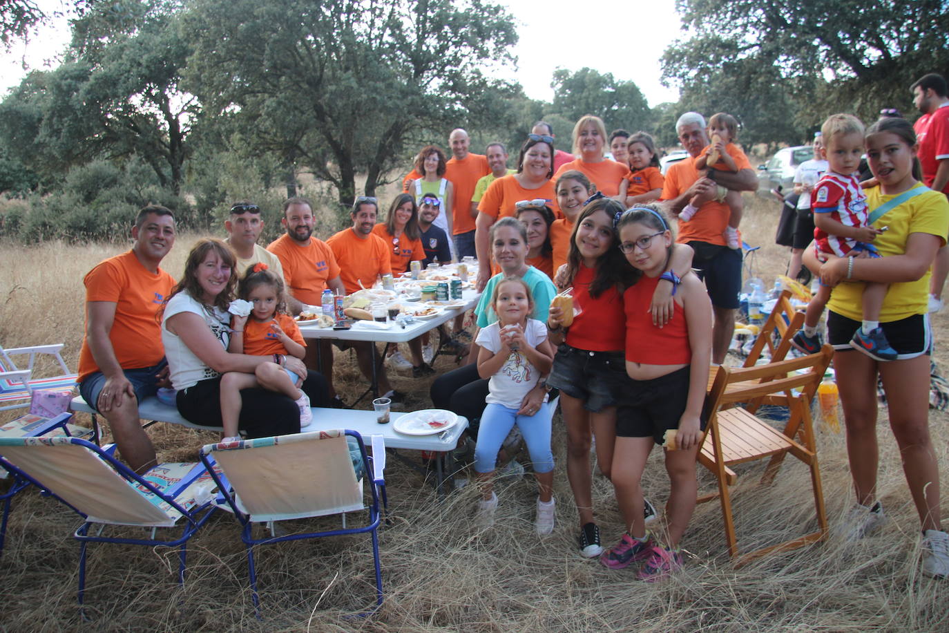 Una de las peñas de la localidad durante la merienda en el campo.