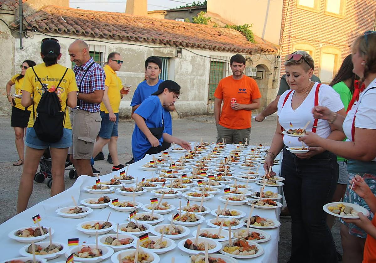Mercadillo gastronómico organizado por las peñas.