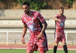 El ariete del Guijuelo Álex García, en el duelo de Copa RFEF en Las Pistas.