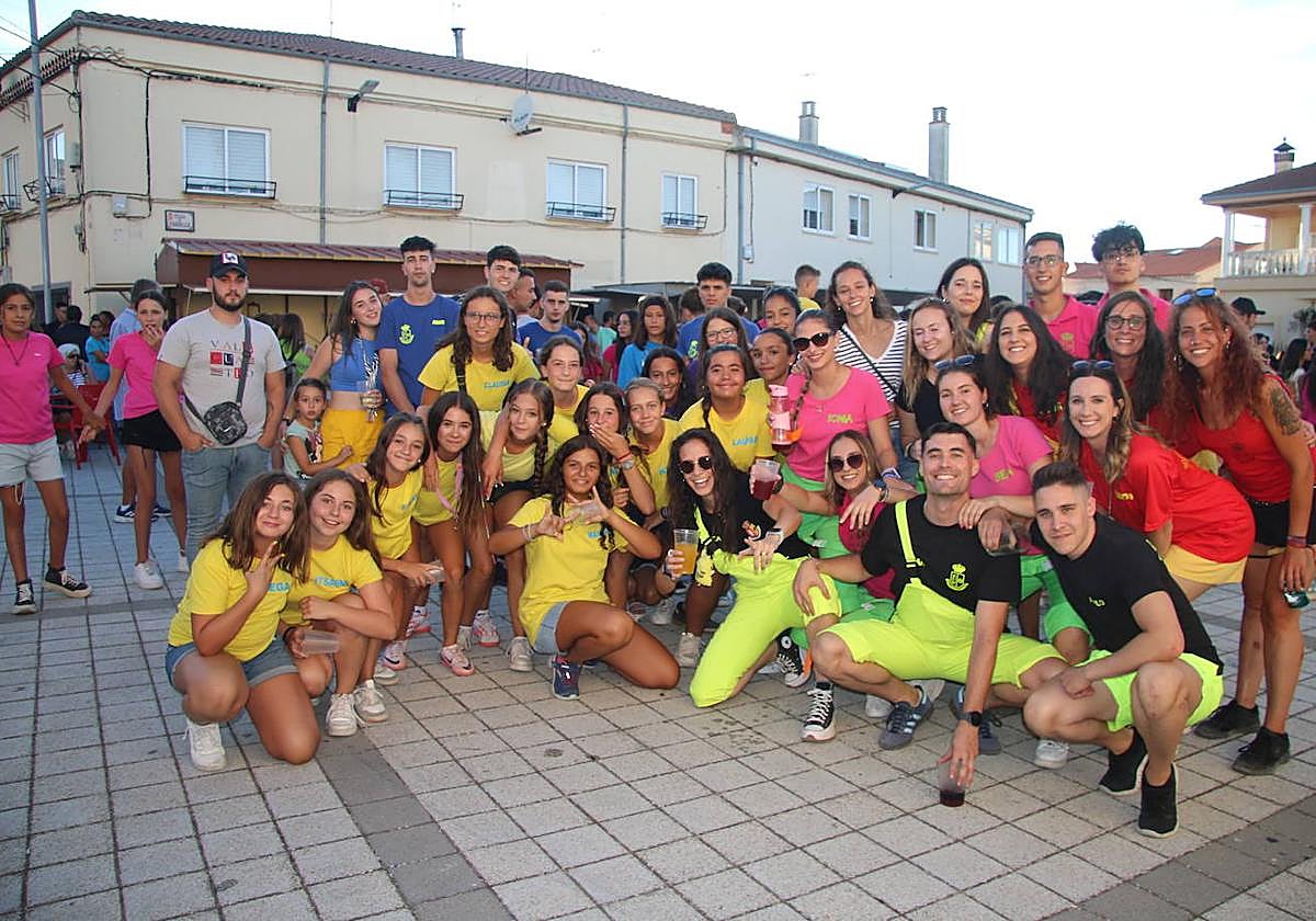 Algunas de las peñas de Calzada de Valdunciel, en las fiestas del pasado año.