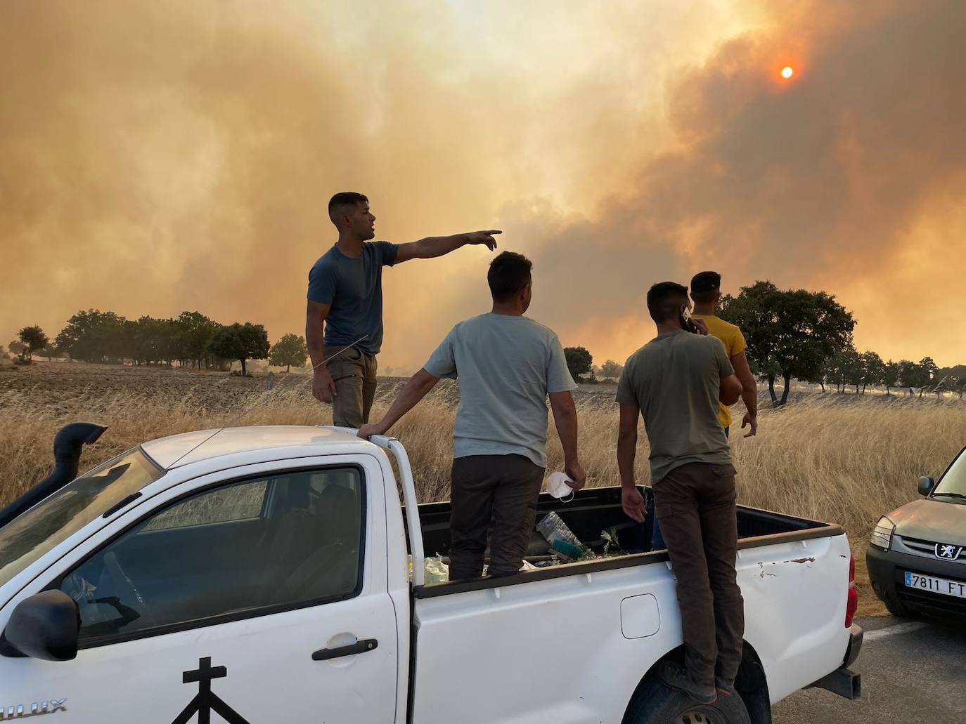Imagen principal - Noche de evacuaciones, pueblos vacíos, residencias desalojadas y albergues abiertos: la batalla contra el fuego en Salamanca sigue viva