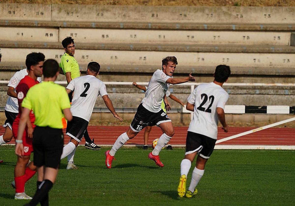 Cristeto celebra la diana del empate.