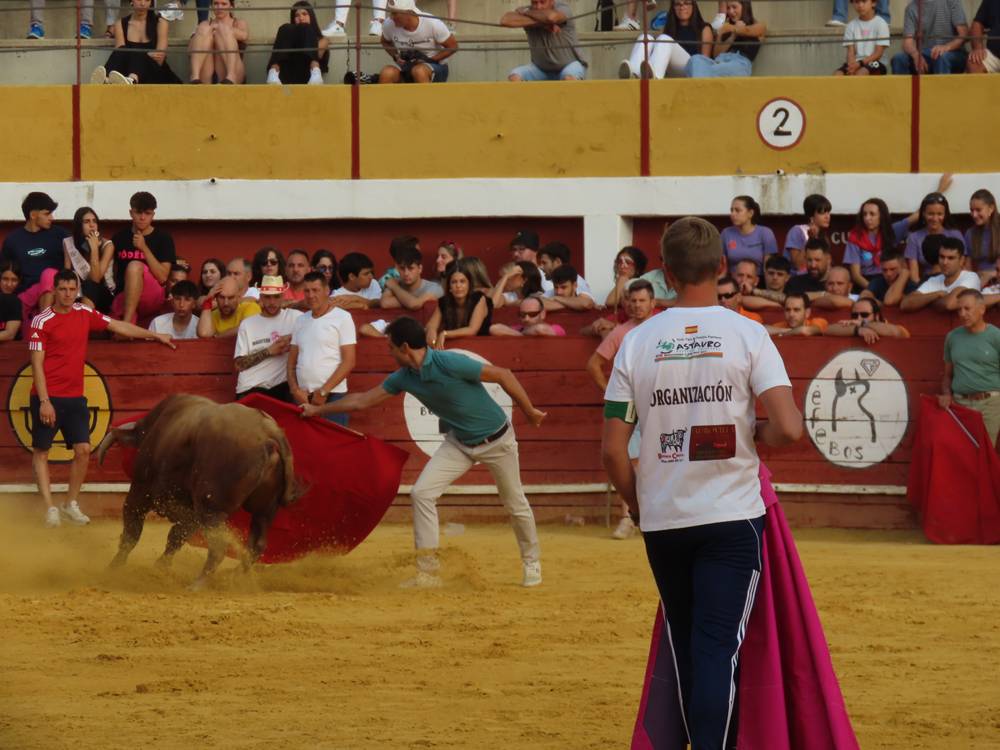 Multitudinario segundo encierro en Macotera
