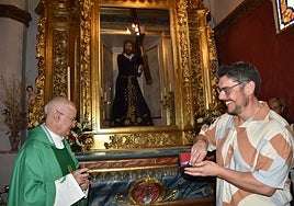 Félix Pérez y Roberto Hernández, en el momento de entrega de las llaves en la capilla del Nazareno.