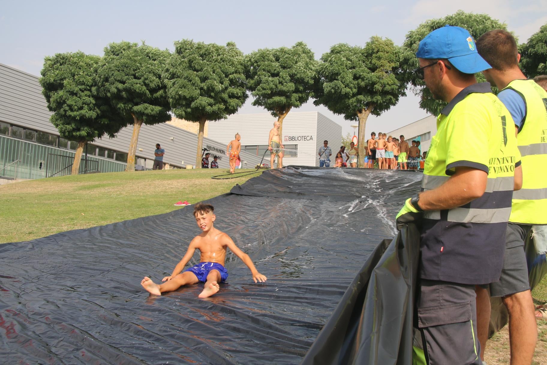 Villamayor de Armuña hace frente al calor con el tobogán de agua
