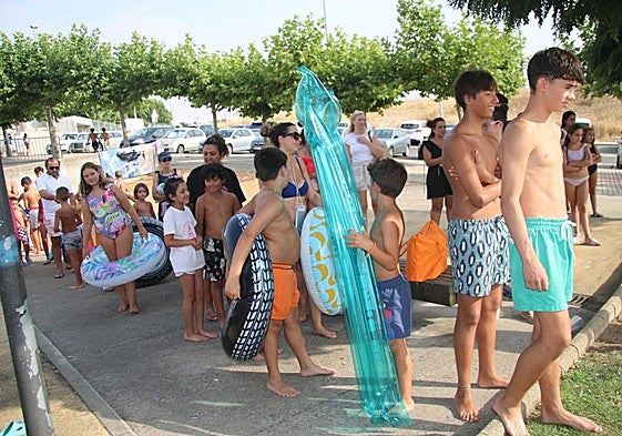 La cola para acceder al tobogán acuático de Villamayor de Armuña.