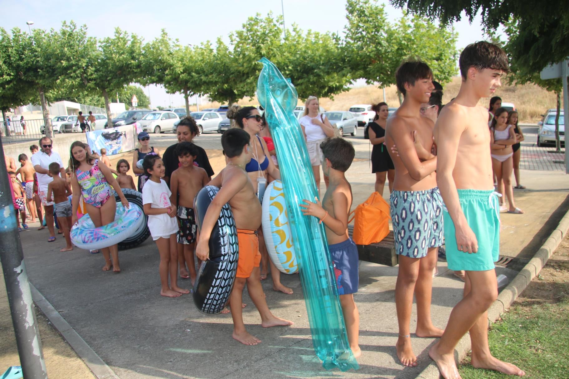 Villamayor de Armuña hace frente al calor con el tobogán de agua