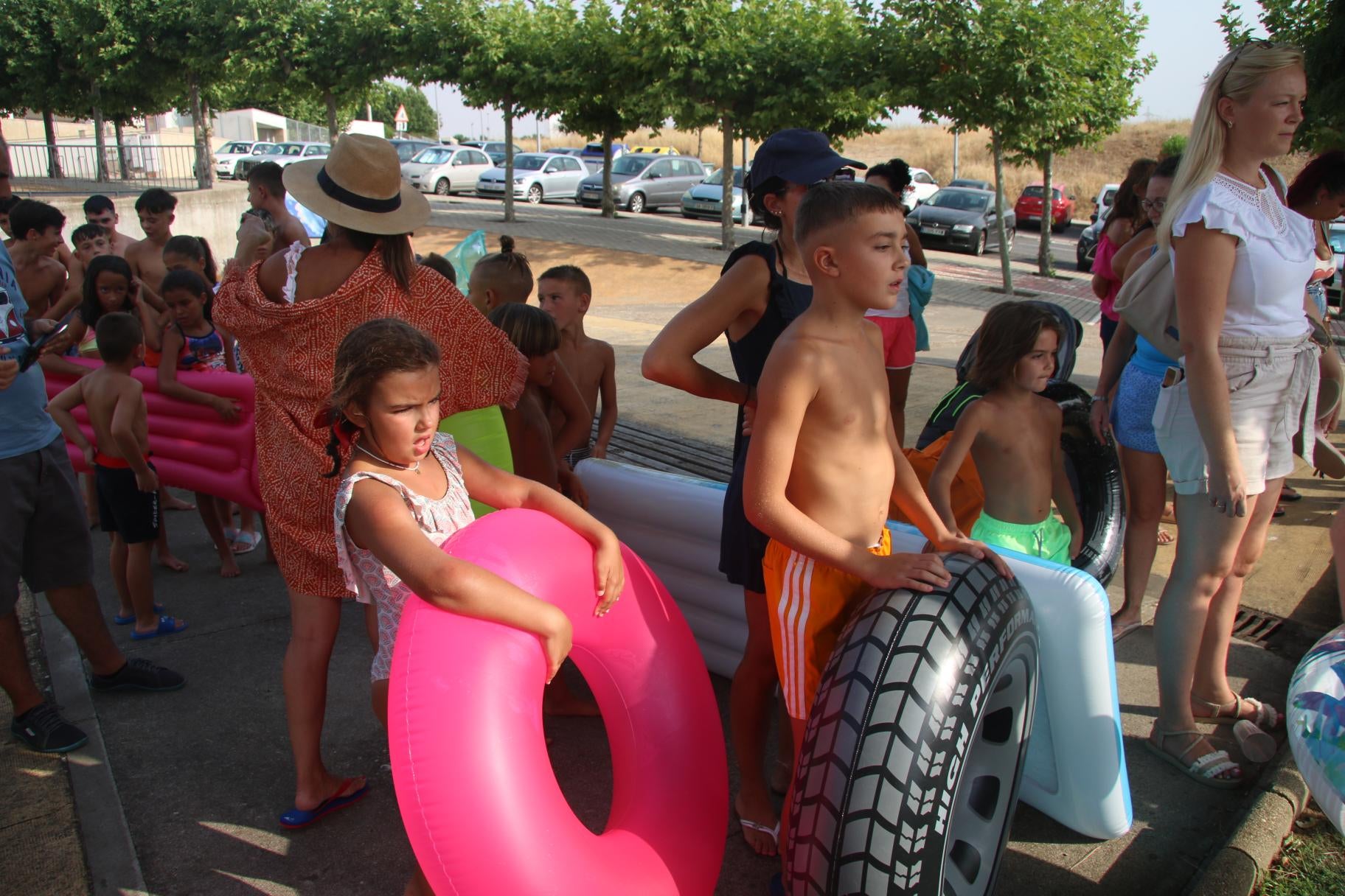 Villamayor de Armuña hace frente al calor con el tobogán de agua