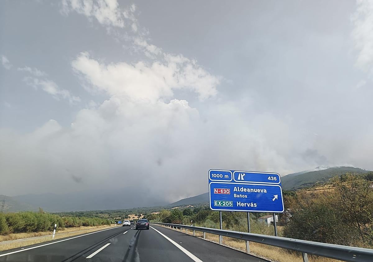 Imagen principal - El incendio en Jarilla no para de avanzar y pone en alerta a Salamanca: ya está a 7 kilómetros del límite con Castilla y León