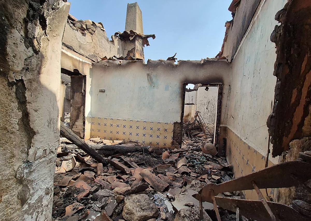 Imagen secundaria 1 - Imagen de los desperfectos causados por el fuego en El Gróo.