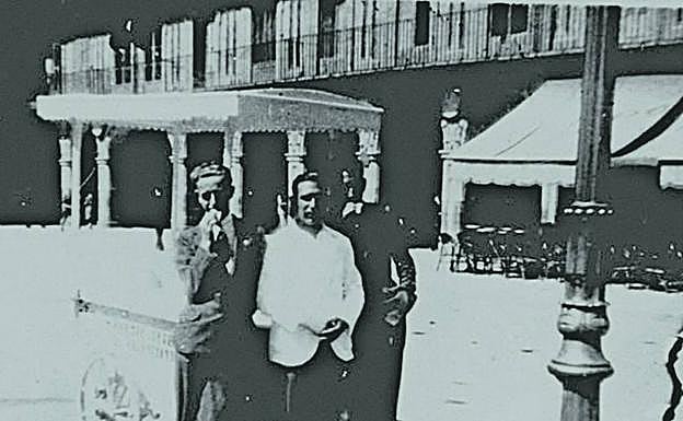 Posando con elegancia junto al heladero en la Plaza Mayor, entre fines de los 40 e inicios de los 50.