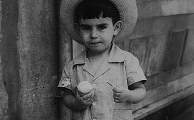 La felicidad del pequeño con su helado ante Los Italianos. «Que dispare pronto, que se me derrite».