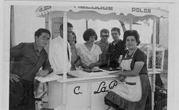 Este animado grupo disfruta de la compañía y del fresquito del carro de La Polar en Tejares. La imagen corresponde a mediados de los años 60.