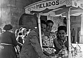 Simpática pose ante un puesto de helados en la Plaza, en esa imagen de finales de los años 40.