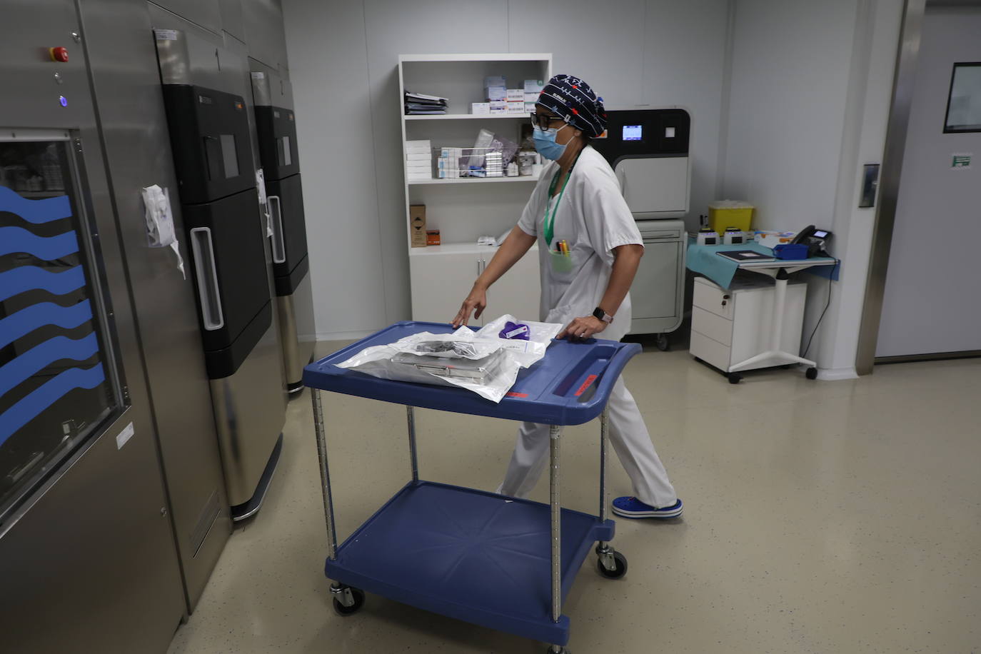 Elena Hernández traslada el material ya lavado y envasado a los equipos de esterilización mediante peróxido de hidrógeno para aquellos utensilios que son más termosensibles.