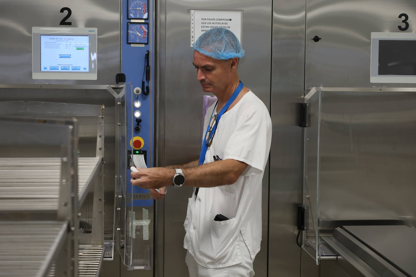 David Figuero revisa los ciclos de vapor a los que se ha sometido el último material recibido. Controla la idoneidad de la gráfica para tener la certeza de que el proceso está transcurriendo correctamente.