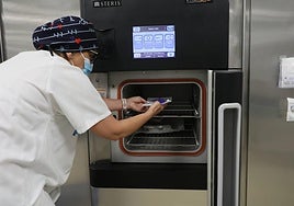 Elena Hernández introduce material en el equipo de peróxido de hidrógeno.