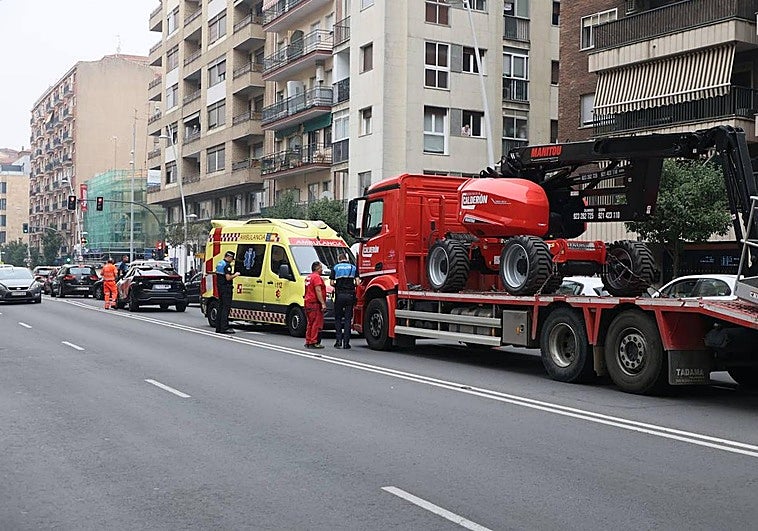 Efectivos sanitarios y Policía Local, en el lugar del accidente.