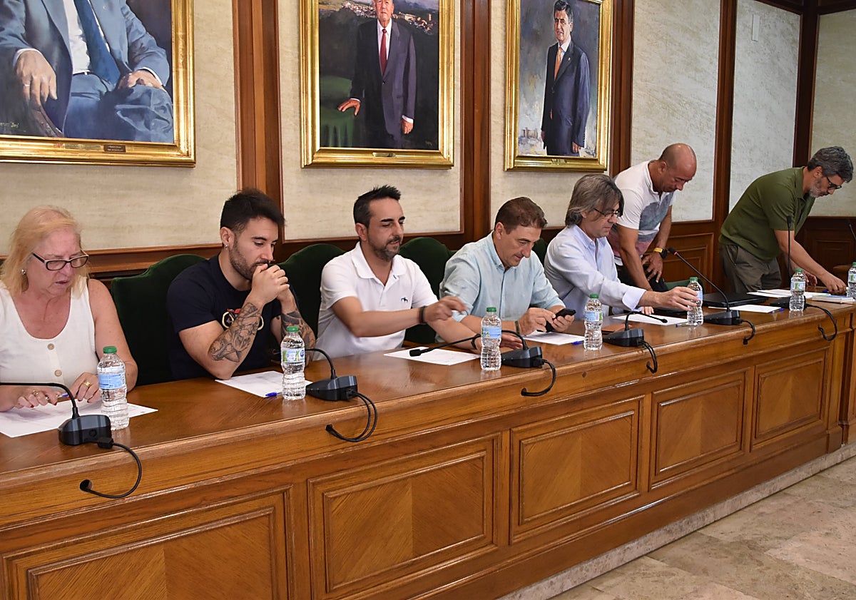 Imagen principal - El primer pleno en Béjar bajo gobierno socialista evidencia la ruptura con las concejalas no adscritas
