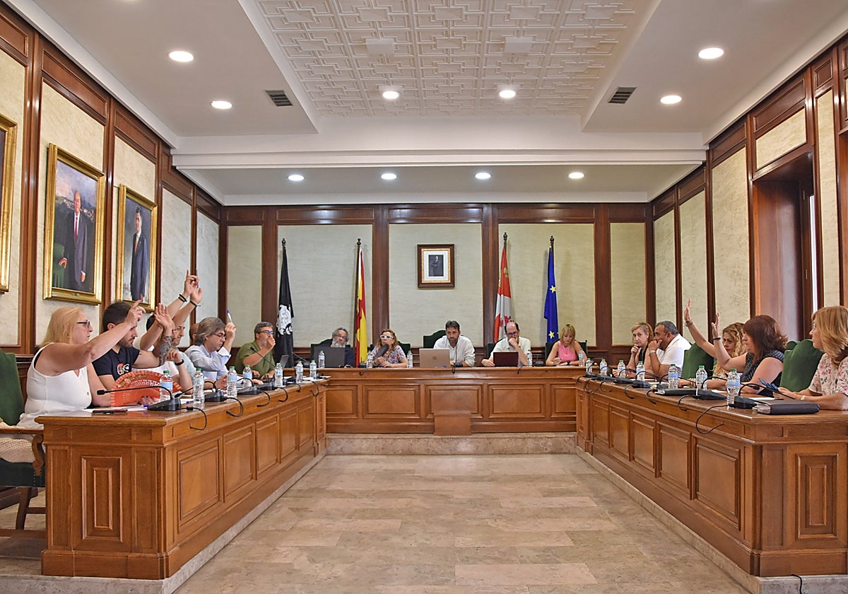 La primera votación del nuevo equipo de Gobierno ha tenido que realizarse en dos vueltas y se ha impuesto el voto de calidad del alcalde.