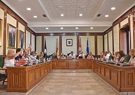 La primera votación del nuevo equipo de Gobierno ha tenido que realizarse en dos vueltas y se ha impuesto el voto de calidad del alcalde.