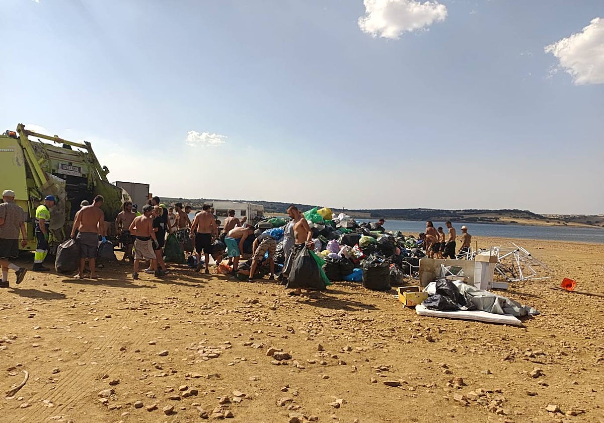 Recogida de los residuos en el pantano de Santa Teresa.