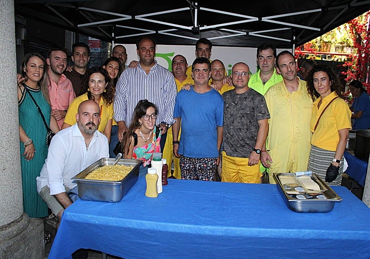 La peña Katafaus colaboró de nuevo en el reparto de la cena