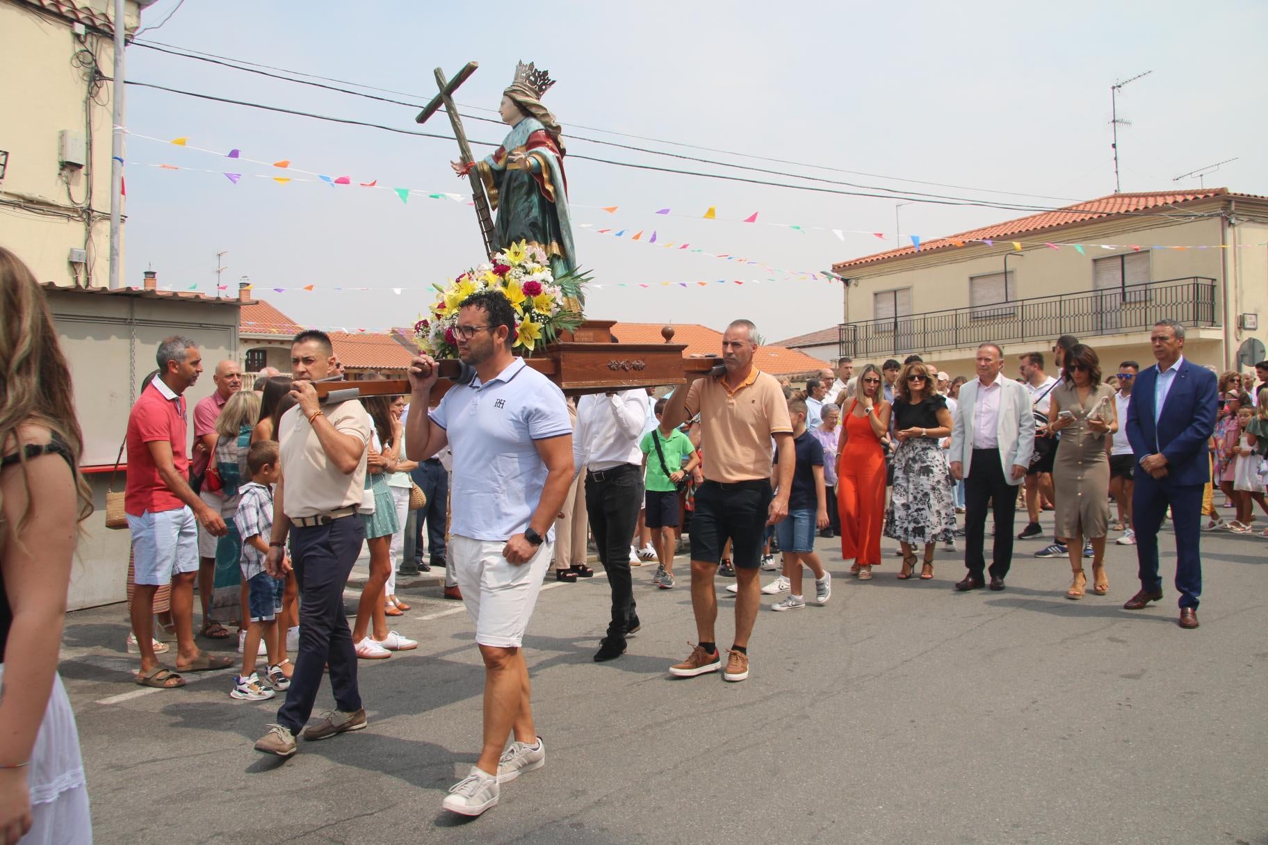 Calzada de Valdunciel llena sus calles para arropar a Santa Elena
