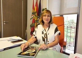 La alcaldesa de Peñaranda de Bracamonte, Carmén Ávila de Manueles, con el libro de Ferias y Fiestas.